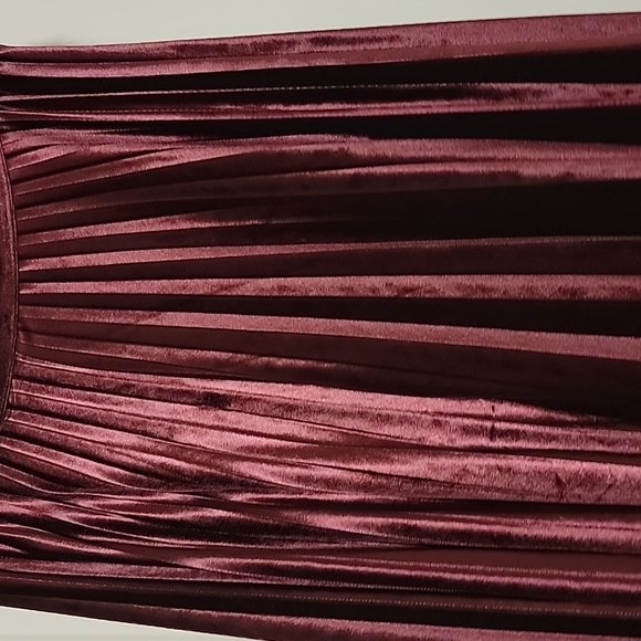 Pleated wine color skirt 90% polyester 10% spand soft material feels like velour - Picture 3 of 4